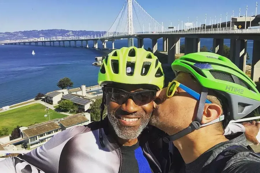 Bisou de couple à vélo