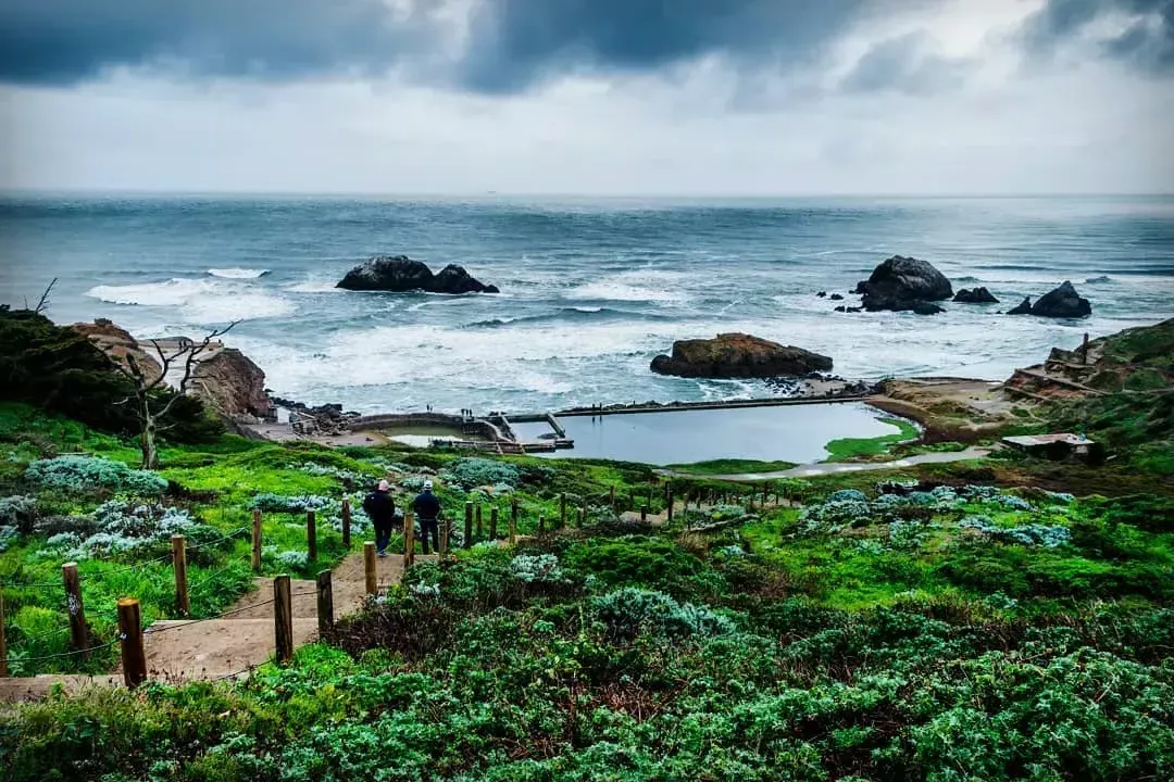 徒步旅行者探索贝博体彩app靠近太平洋的苏特罗浴场